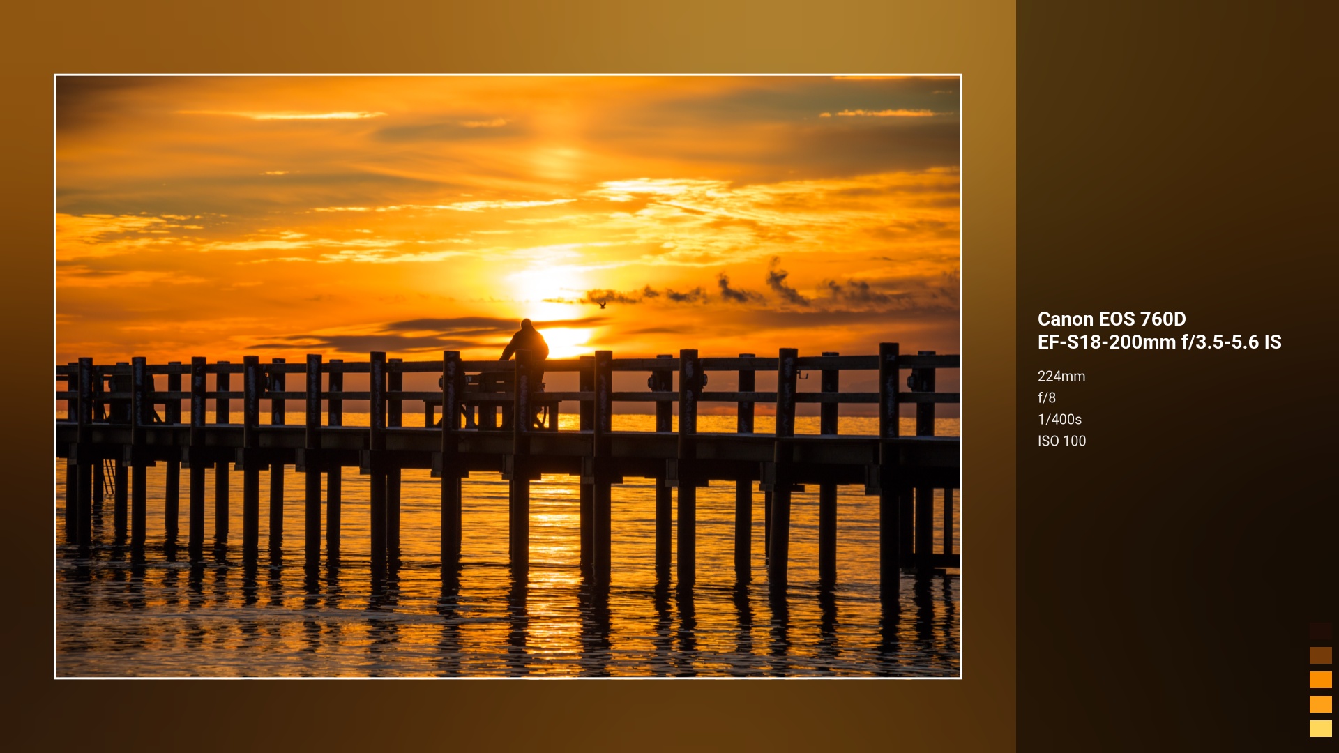 逆光で撮影した夕暮れの桟橋のシルエット写真(Canon EOS 760D, F8.0, 1/400s, ISO100)